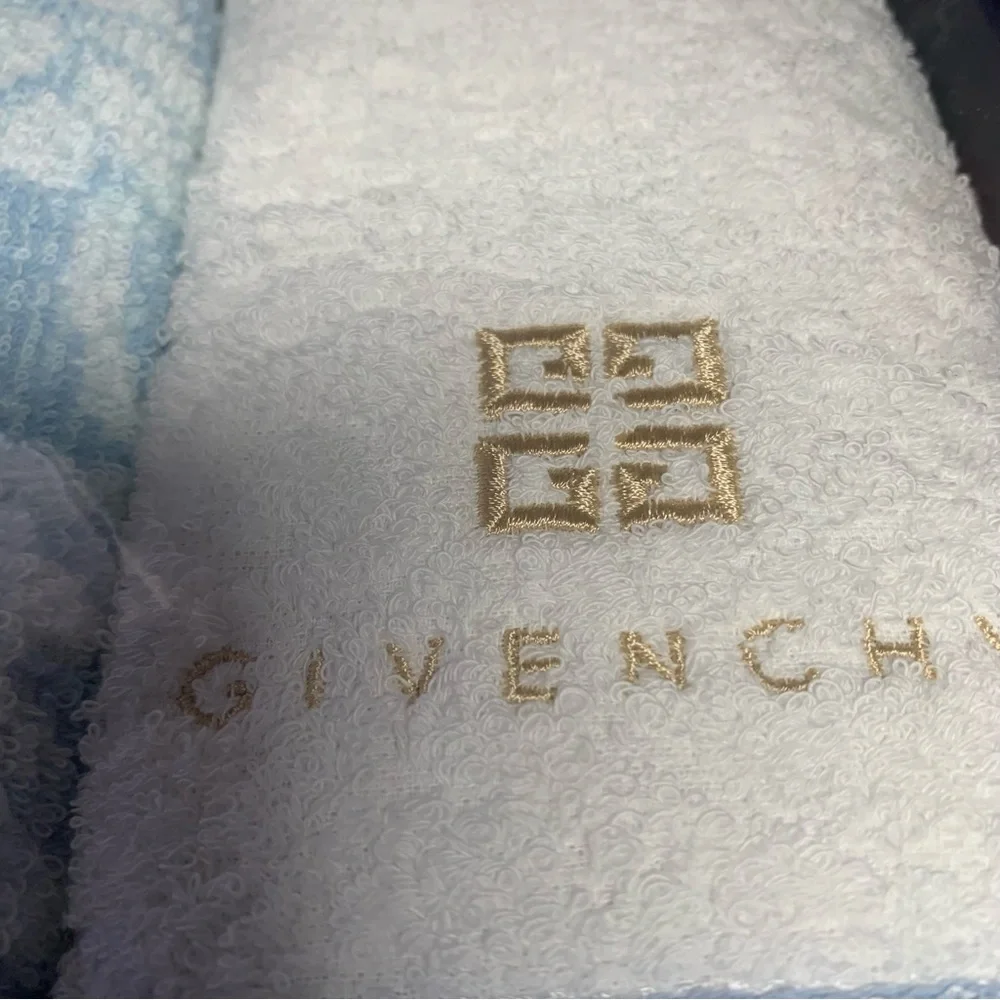 Givenchy Elegant Sky and Snow Towel Duo